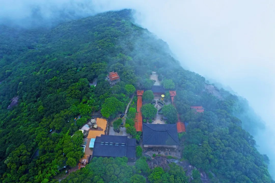 山脚的老君岩造像,千手岩,弥陀岩,清源洞,南台岩,满山的摩崖石刻,整整