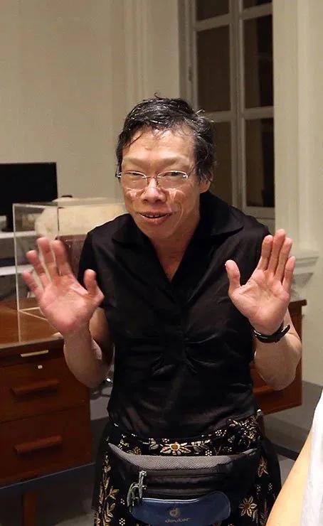 李玮玲:强悍到手撕总理哥哥,目睹父亲逝后椅子被移走,却崩溃到哭