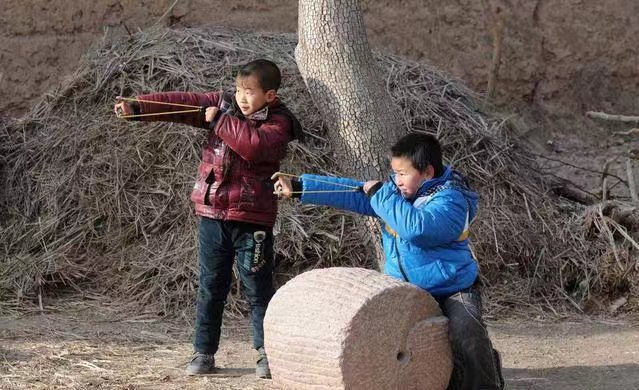 80年代童年回忆:掏鸟蛋 逮蜻蜓,母亲为了一袋香蕉流眼泪