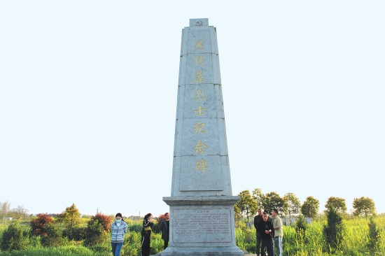 湖畔埋忠骨—寻访熊传藻烈士纪念碑