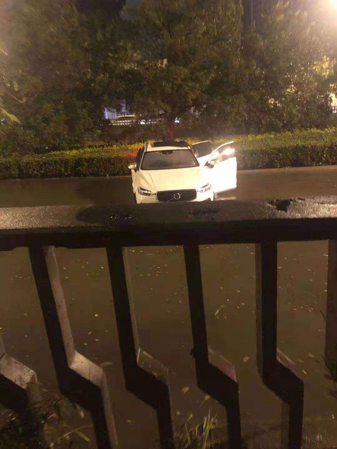北京雨夜铁路桥两个王军下水救人被困者救出时已无脉搏