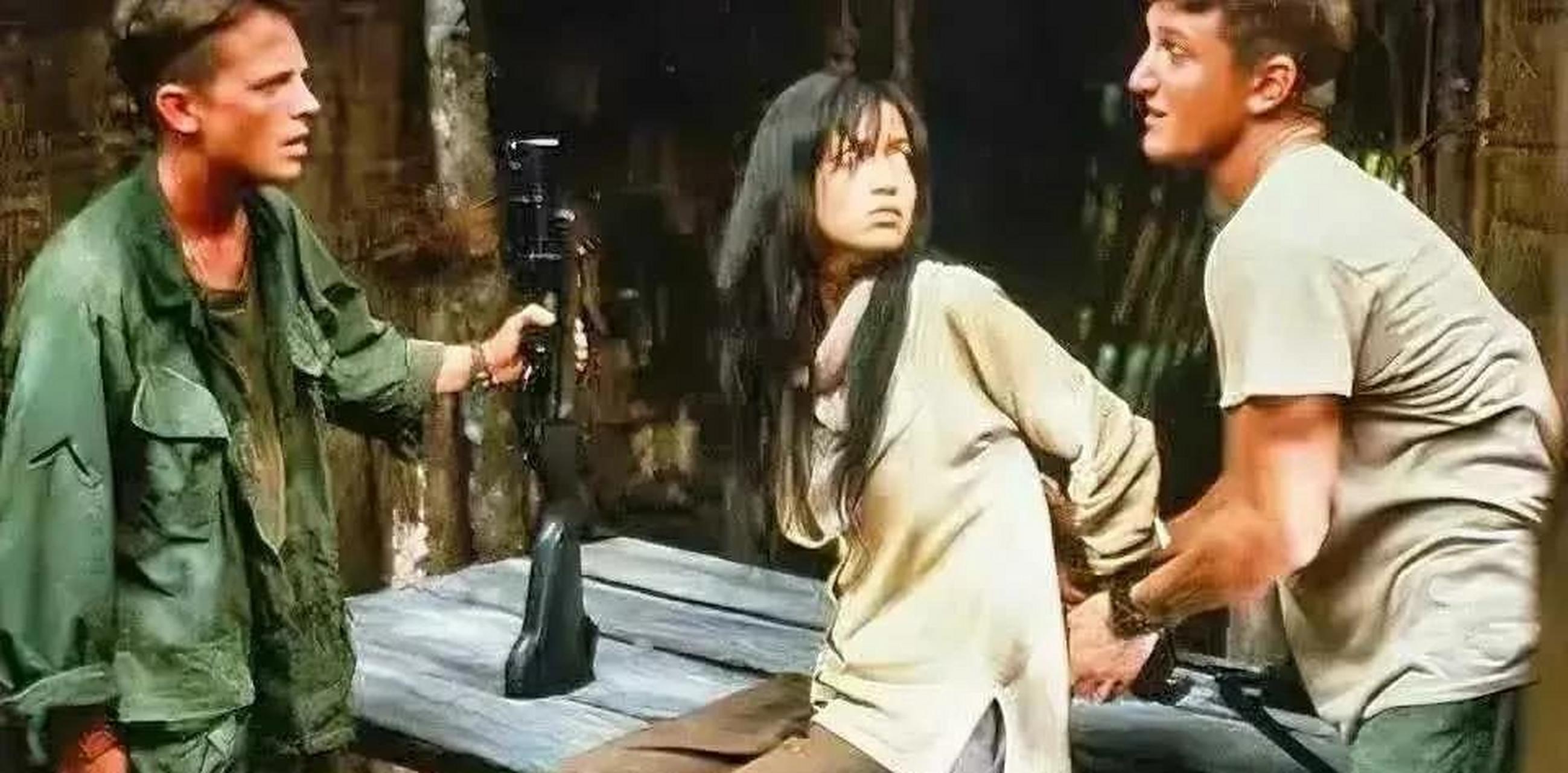 这张照片是越战期间,美军俘虏越南女兵,准备注射空孕催乳剂.