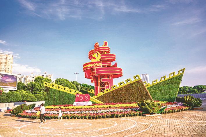 道路节点处和出入城口等地进行迎接建党100周年氛围营造,以"