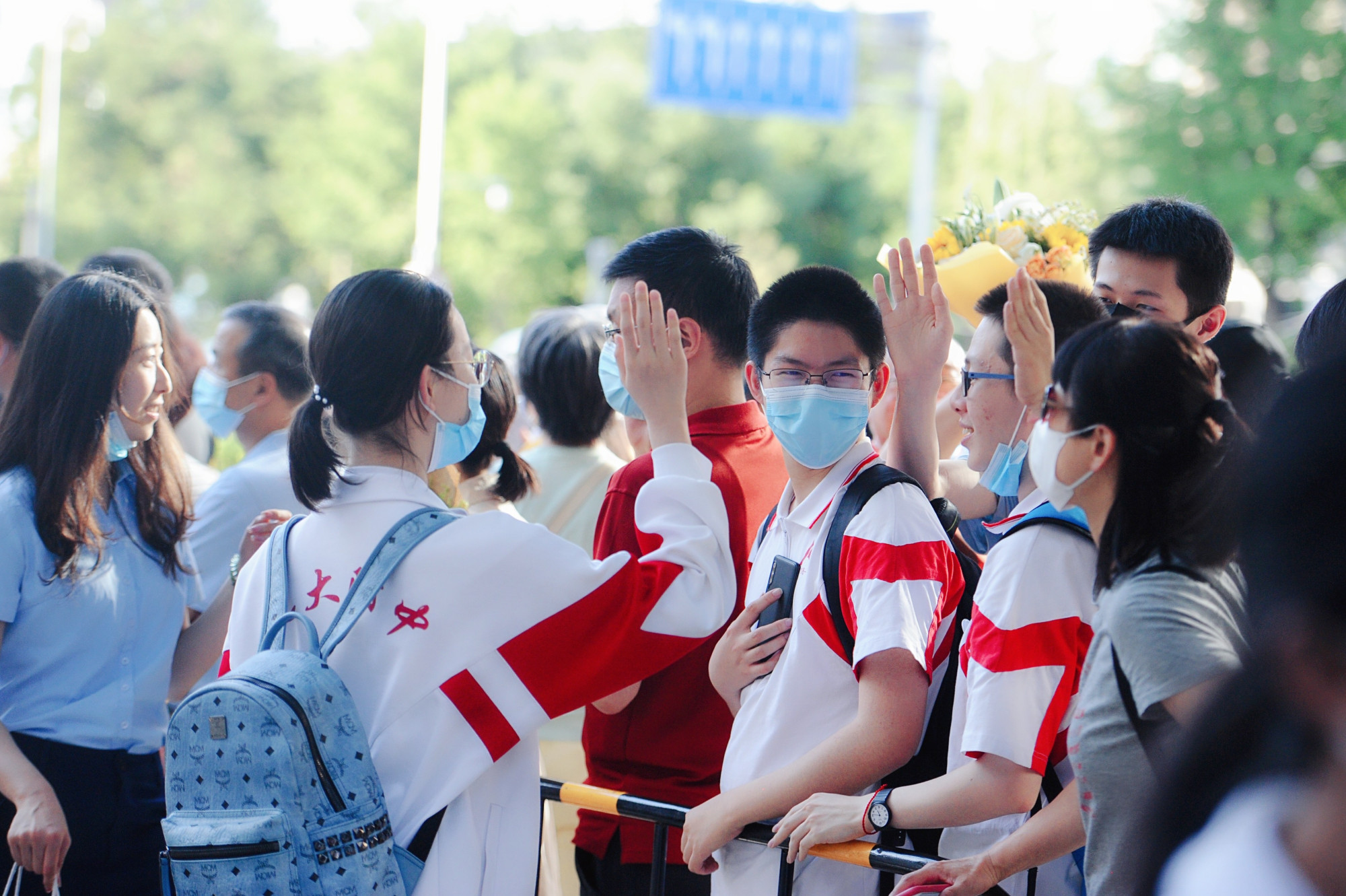 6月10日17时,随着最后一门地理考试结束铃声响起,2021年北京高考落幕.