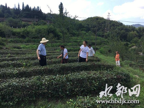 何东亚:用实际行动做好"扶贫答卷"