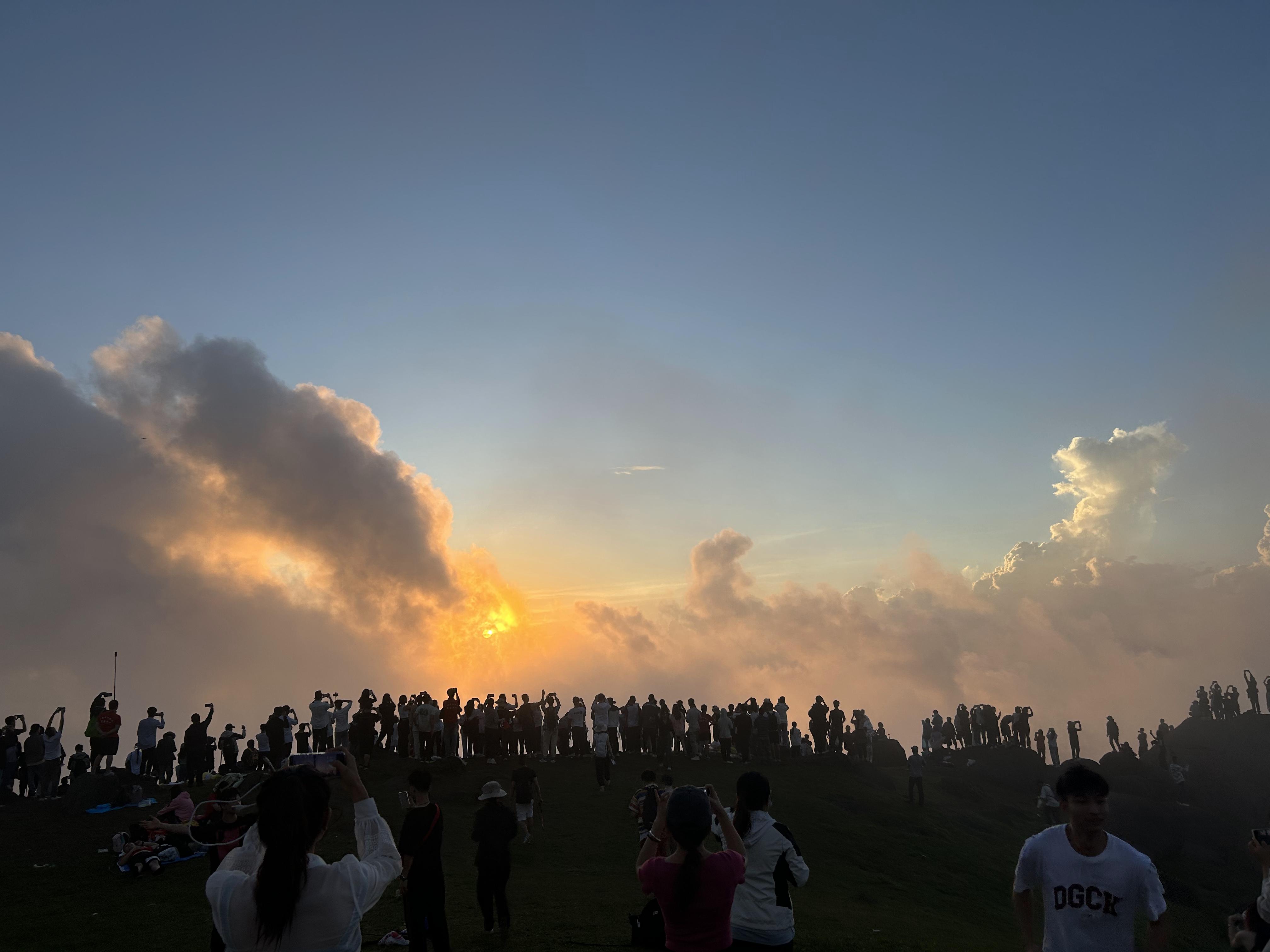 广西防城港哪里可以登山——望洲顶游玩攻略,蓝天碧草,天然山路