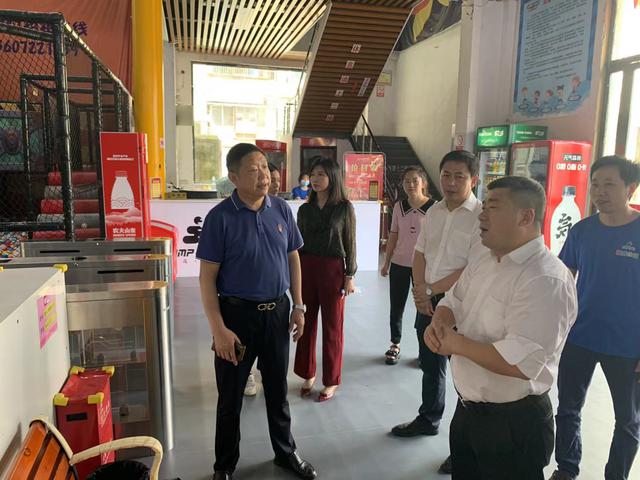 省体育局副局长郑李辉来潜调研体育产业工作