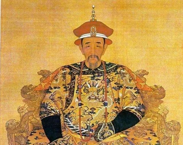除此之外,康熙皇帝在政治上同样精明能干,他不