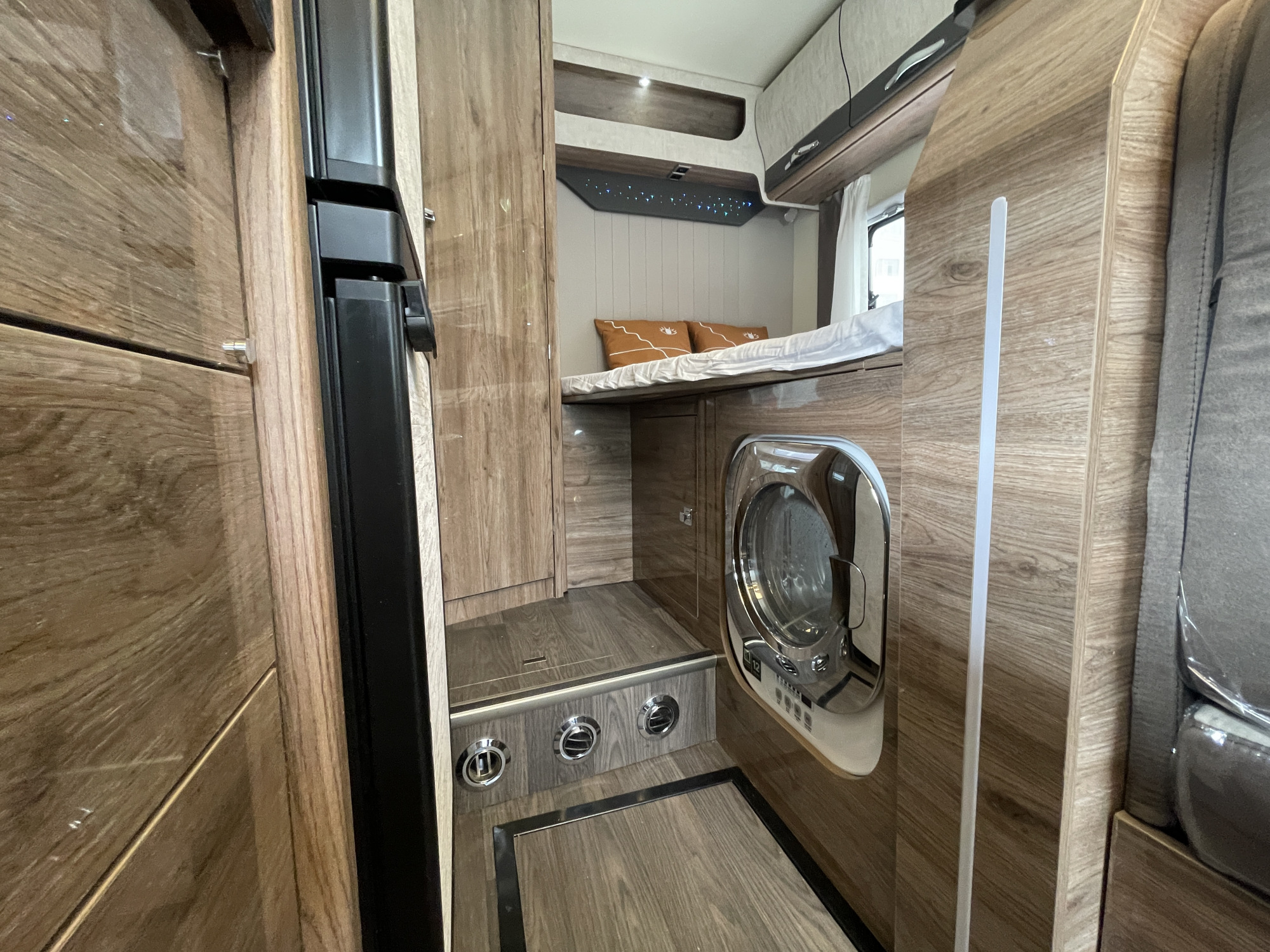 罗曼1号c型房车,颜值在线的实力派,标配1200ah锂电1000w太阳能