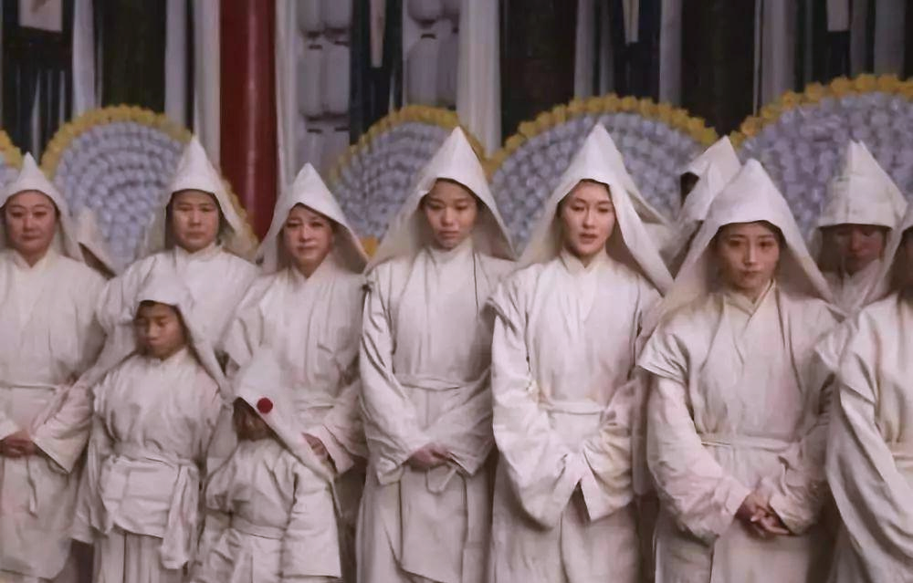 其中,孝男需穿戴麻衣草帽,孝女及儿媳则需罩上粗麻布,而其他亲人则会