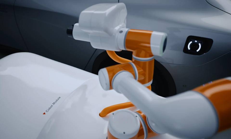 又有换车动力了!充电机器人亮相帮你自动充电,比加油更方便