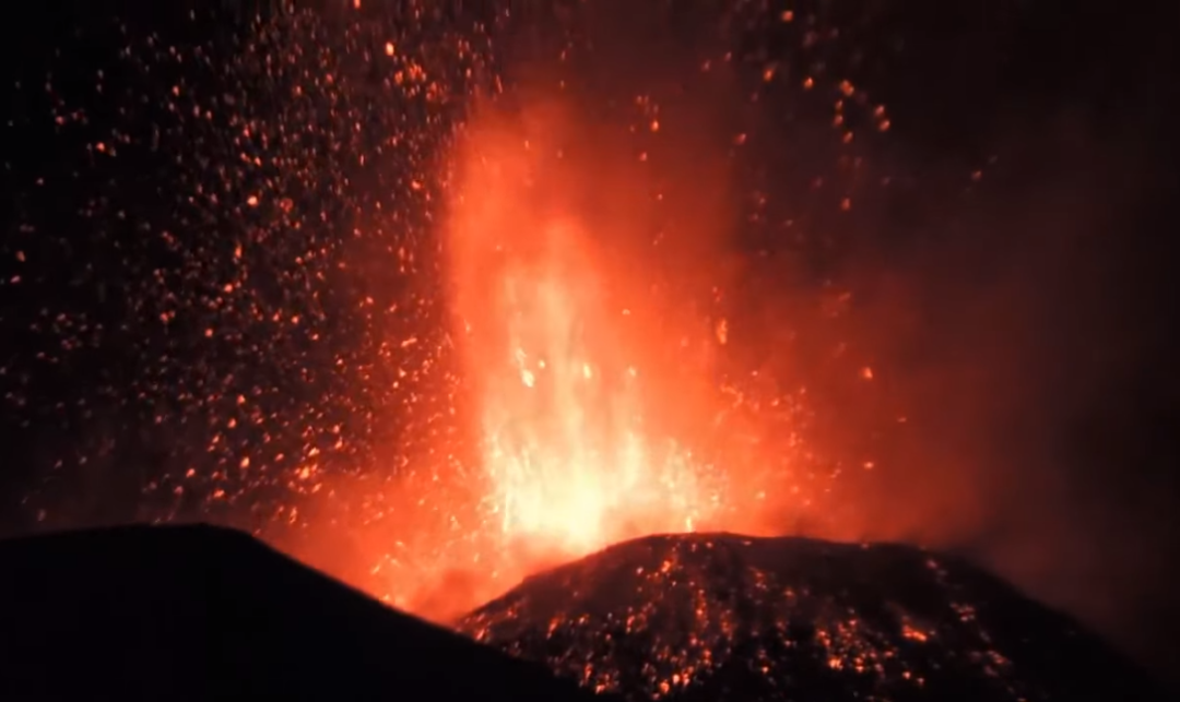 2013年埃特纳火山爆发时的场景(图片来源:wiki)不过这次埃特纳火山