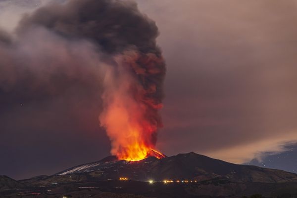 意大利埃特纳火山喷发,烟柱高达10千米