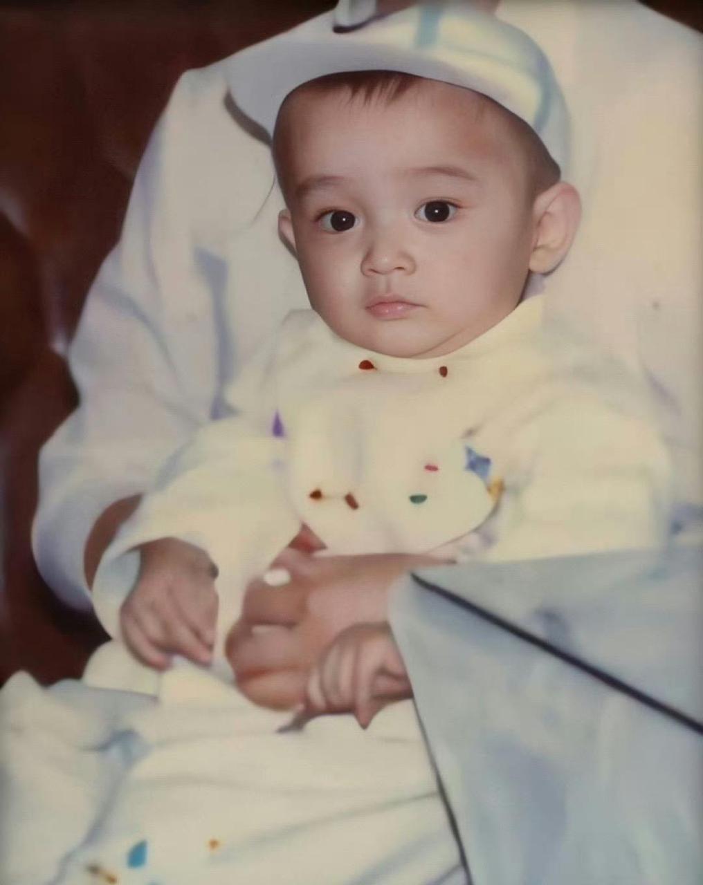 胡歌小时候.5月5胡歌女儿小茉莉百天宴,晒出伴手礼#胡歌