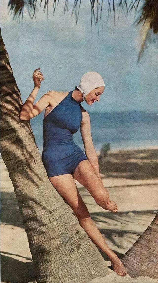 1952年,设计师和模特正试穿新的比基尼,当时的设计已经非常前卫