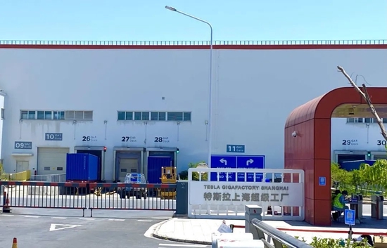 在特斯拉生产一线,他们进退两难