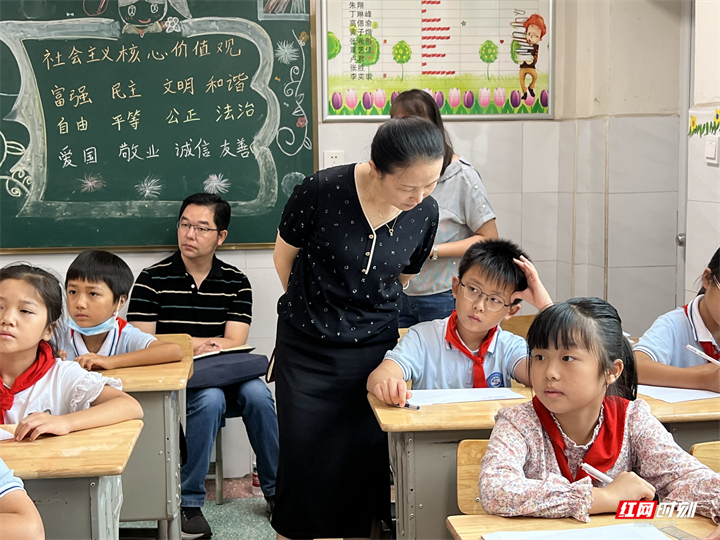 张家界市委教育工委书记,市教育局局长郑朝霞深入课堂开展教学调研