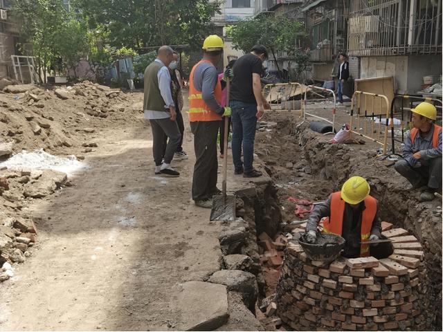 南內環街四社區:老舊小區改造暖民心,居民送錦旗表感謝