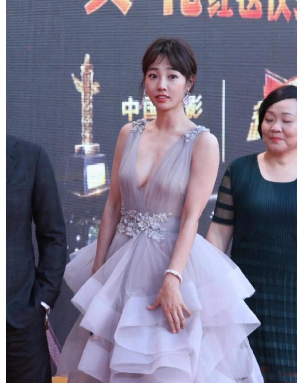 白百合一席白纱透视裙 傲人胸围 洁白皮肤 尤|||白百何一袭设计感十足