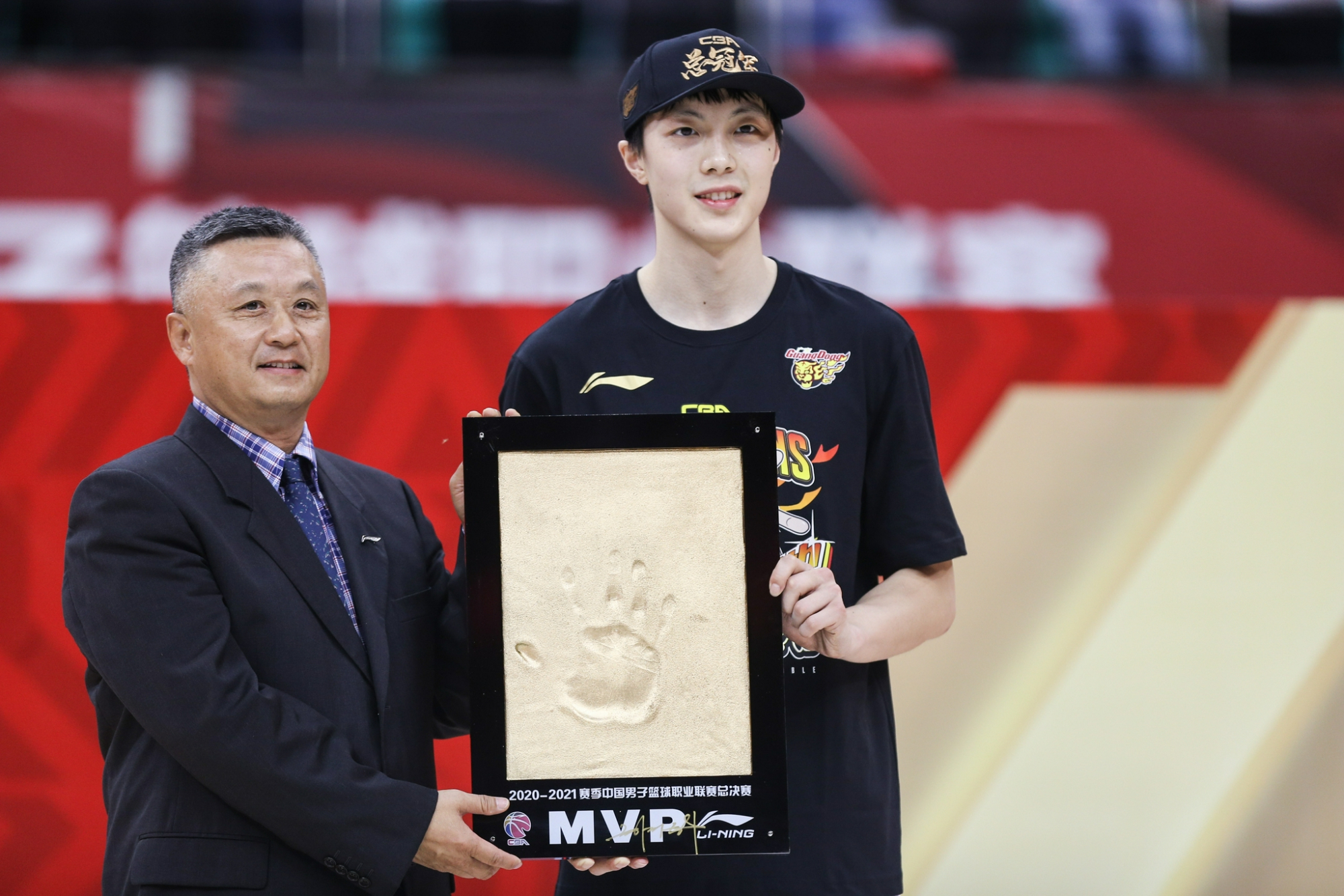 胡明轩当选上赛季cba总决赛mvp