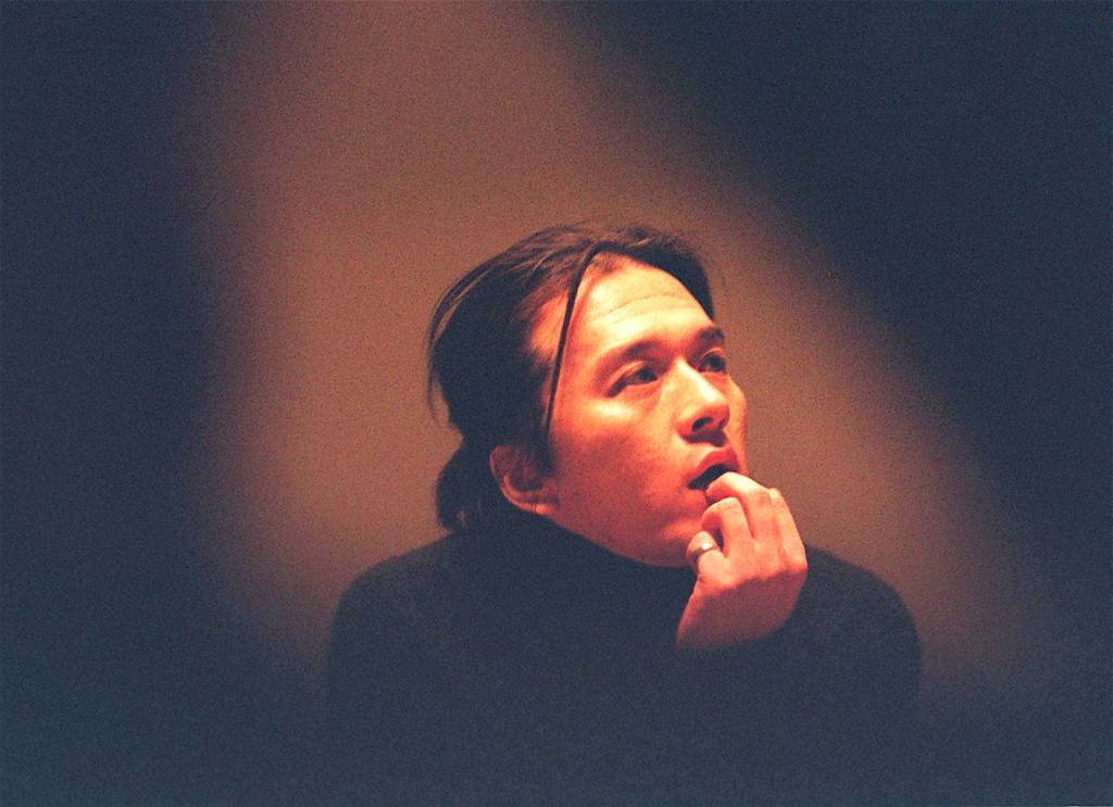 一别十年,他始终站在世界的背面丨忆贾宏声