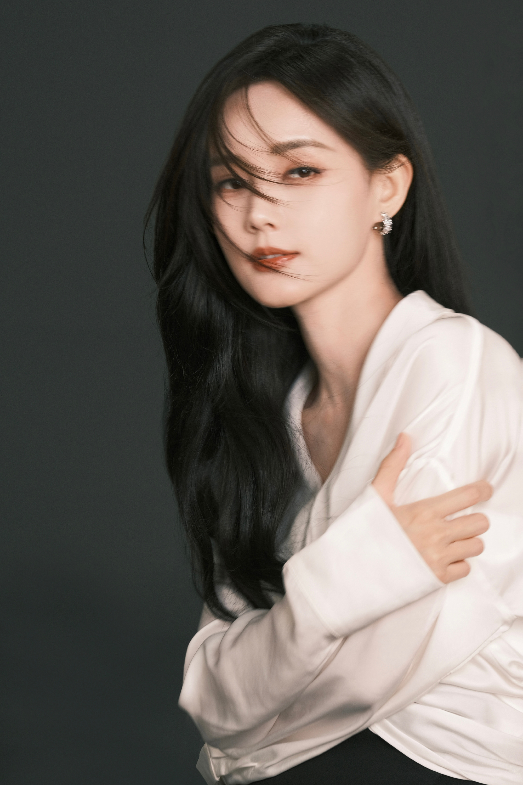 李一桐着浅色系服饰示范温柔穿搭 长卷发飘逸妆容精致展现自然美