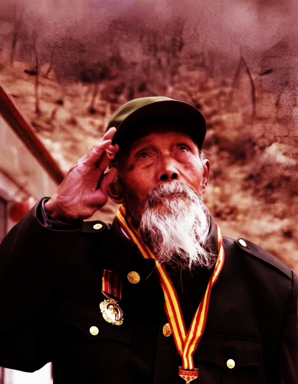 他单枪匹马打败7名日军,成为战斗英雄.