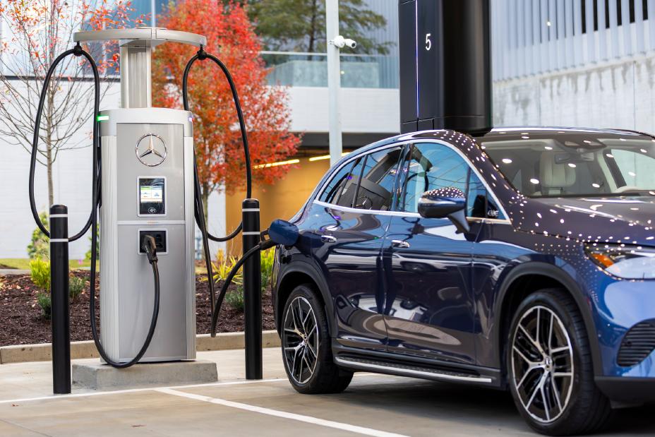 梅赛德斯-奔驰首家充电中心在美国开业:设16个充电头,额定500kw