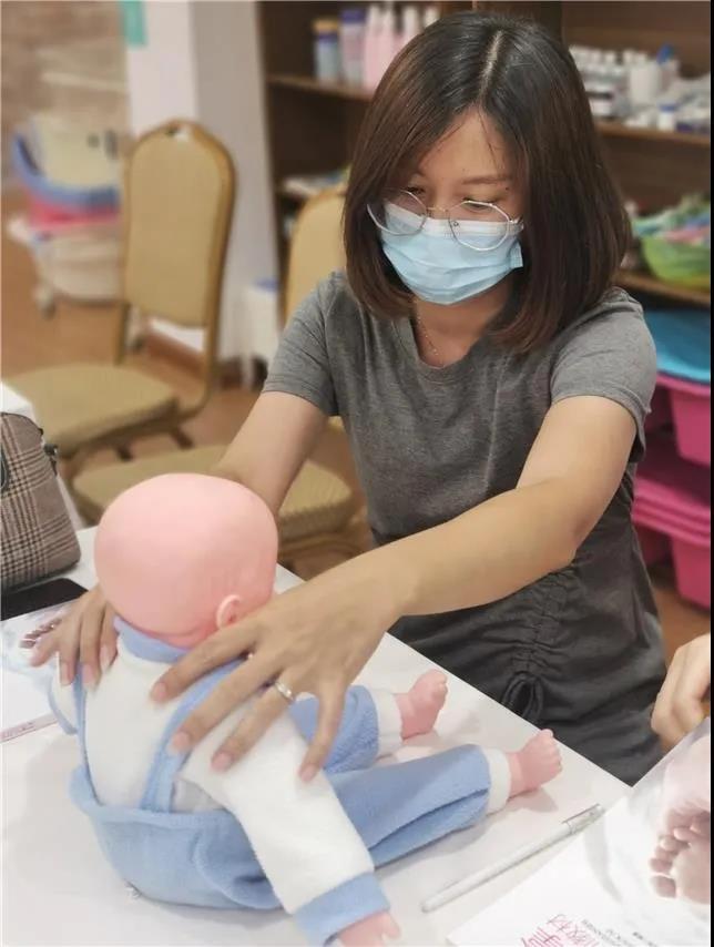 在南粤家政(江门)产业园内,育婴师培训项目吸引众多学员前来学习.