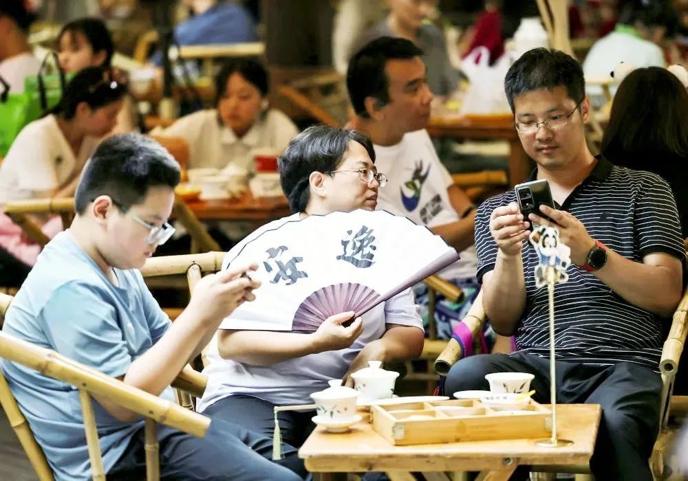 六十年代老成都的茶馆文化图源:青聚锦官城随着互联网和短视频兴起