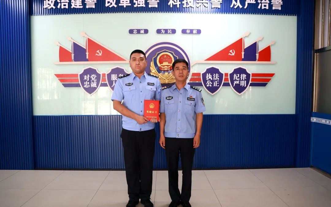 双台子公安分局8月26至27日,盘山县公安局领导班子成员,分别前往交管