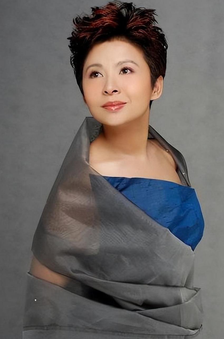 董文华是一位中国著名的女高音歌唱家,她在很小的时候就展露了歌唱的