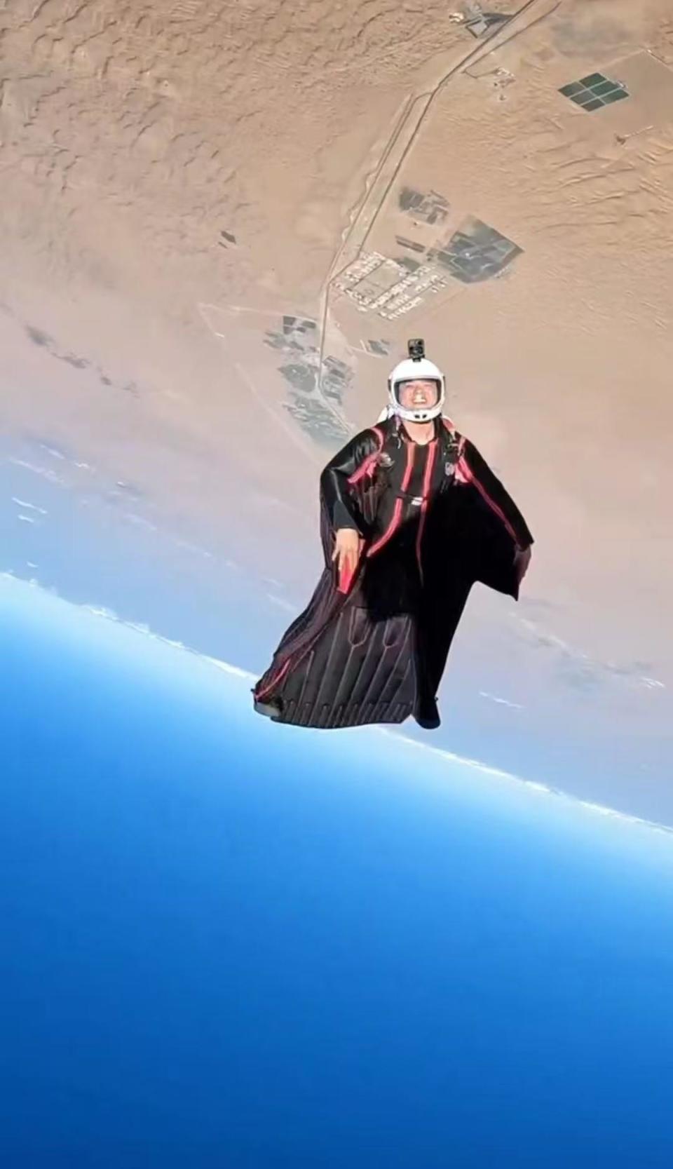 25岁中国翼装飞行博主randyz在意大利身亡,救援队在峡谷发现其遗体