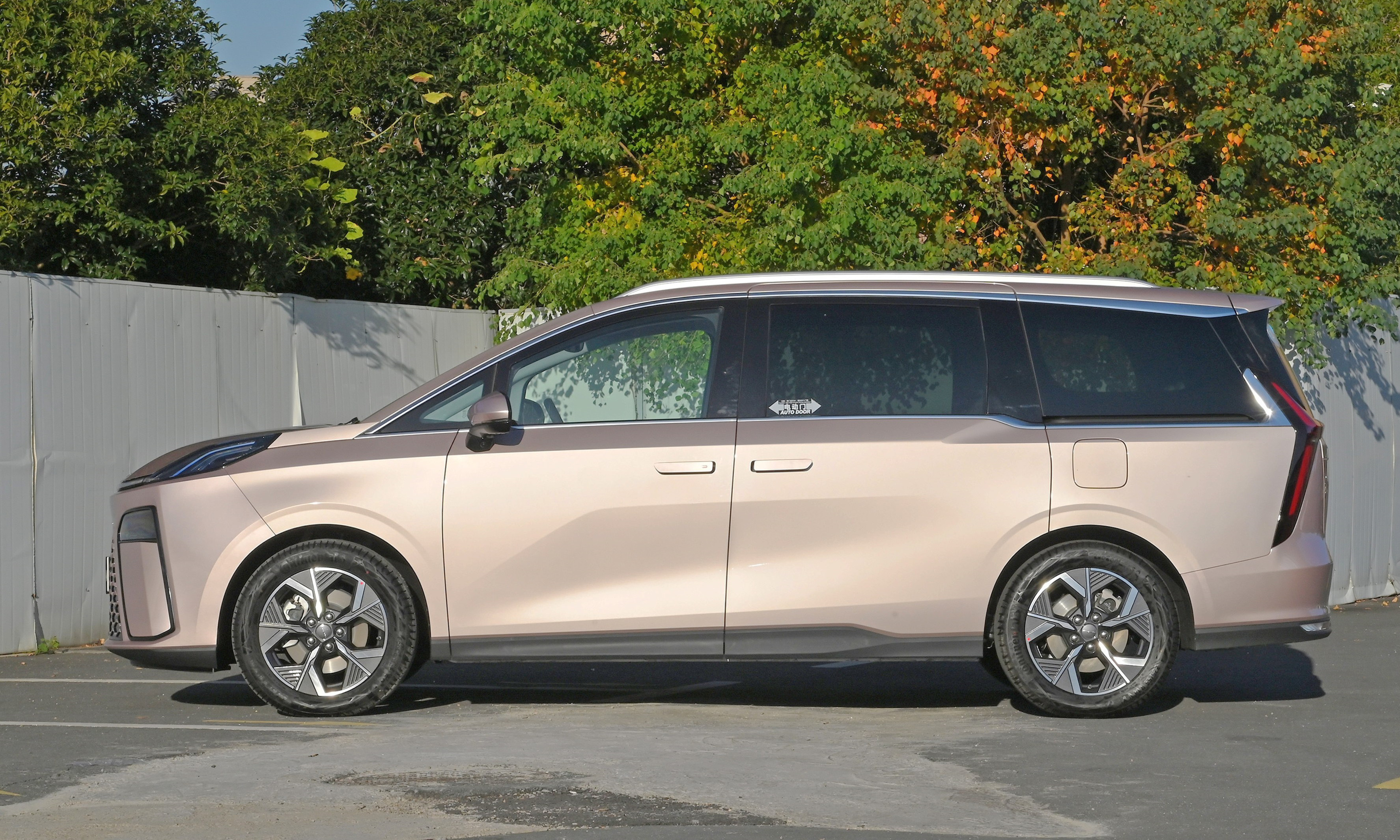 比奥德赛还漂亮,车长4.9米有7个座,入门就有234马力,油耗8l