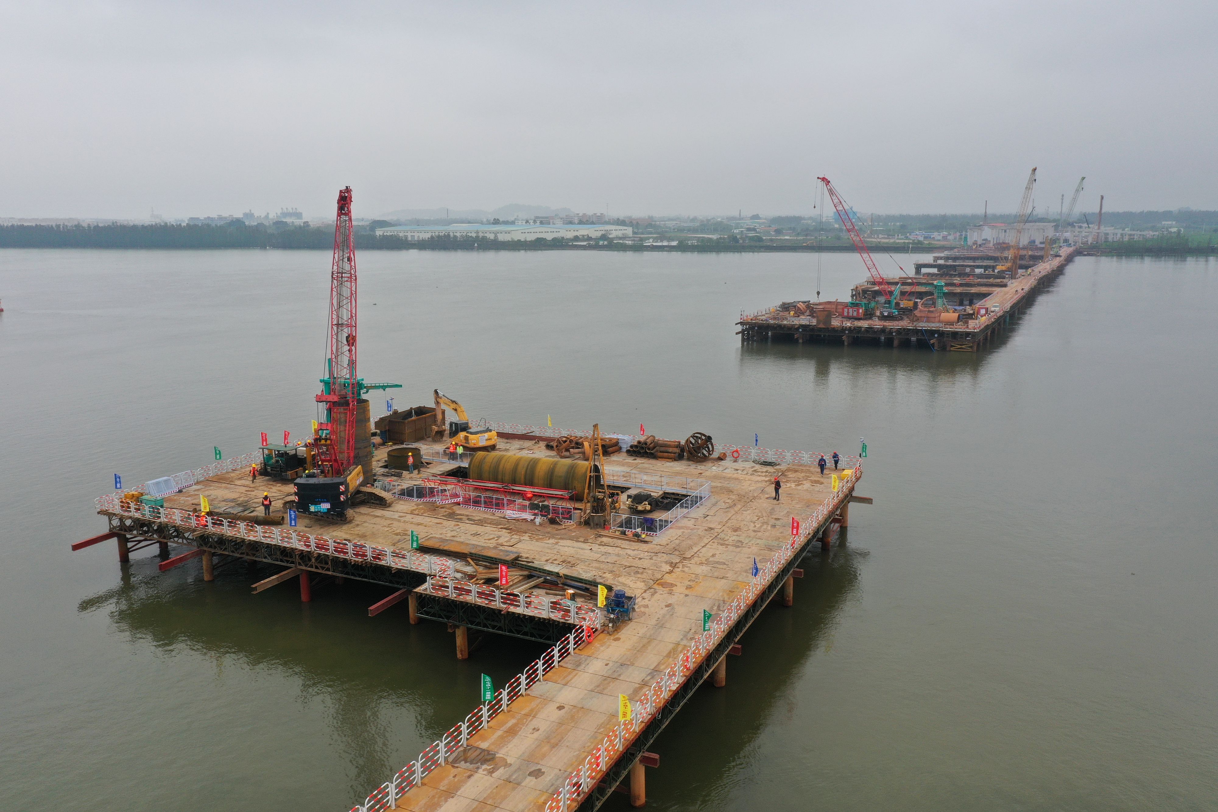 (经济)广东江门:潭江特大桥北岸主墩桩基开钻