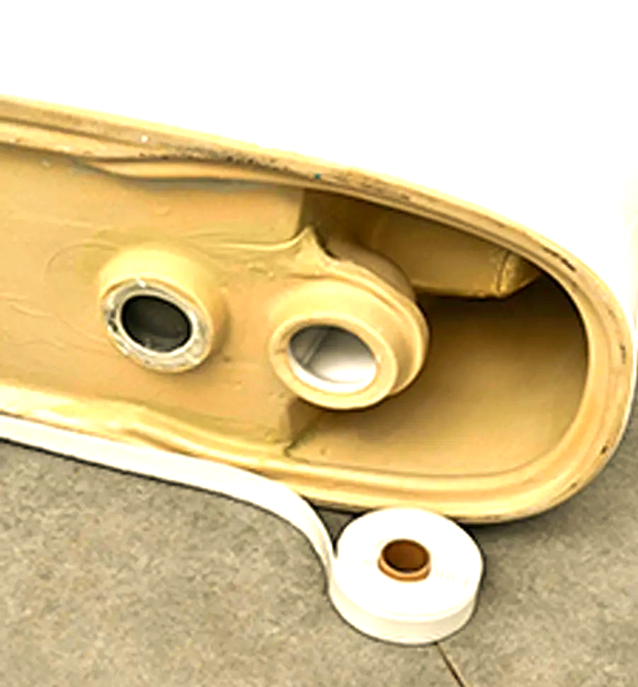 ②将马桶密封条紧密贴合于马桶底部的边缘位置;首先,需要切除马桶下