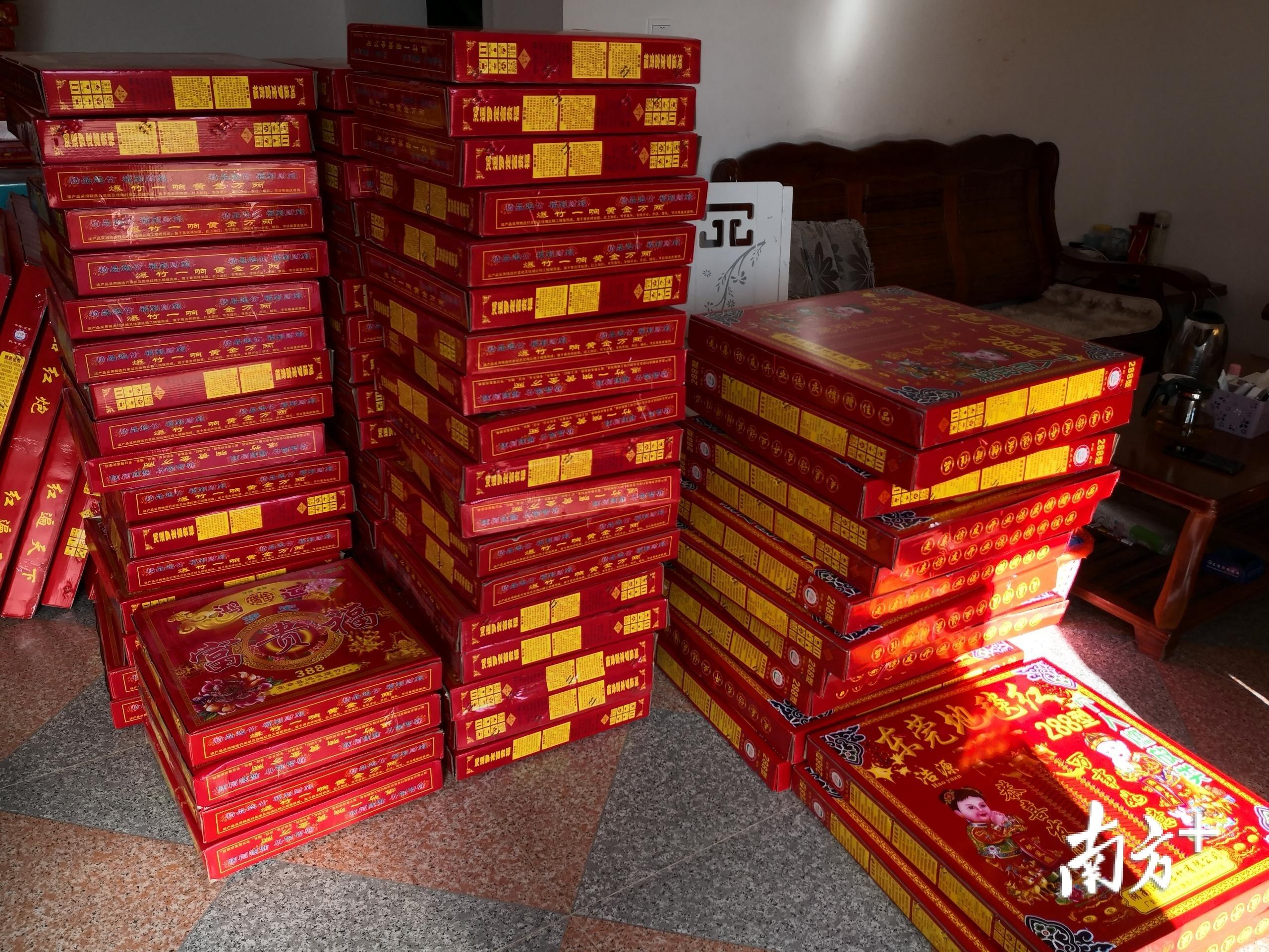 不到一个月,南雄公安接连查获非法烟花爆竹700多箱