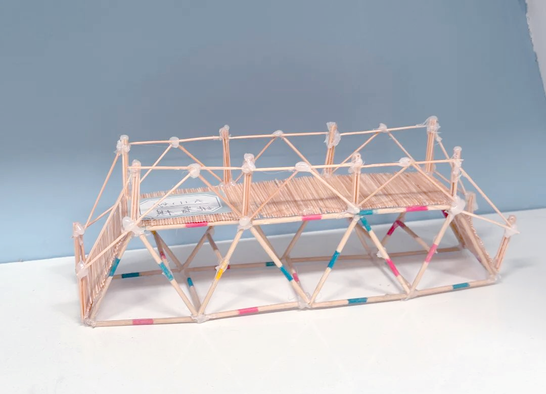 "牙签桥"制作挑战不仅是一次动手能力的锻炼,更激发了孩子们的创新