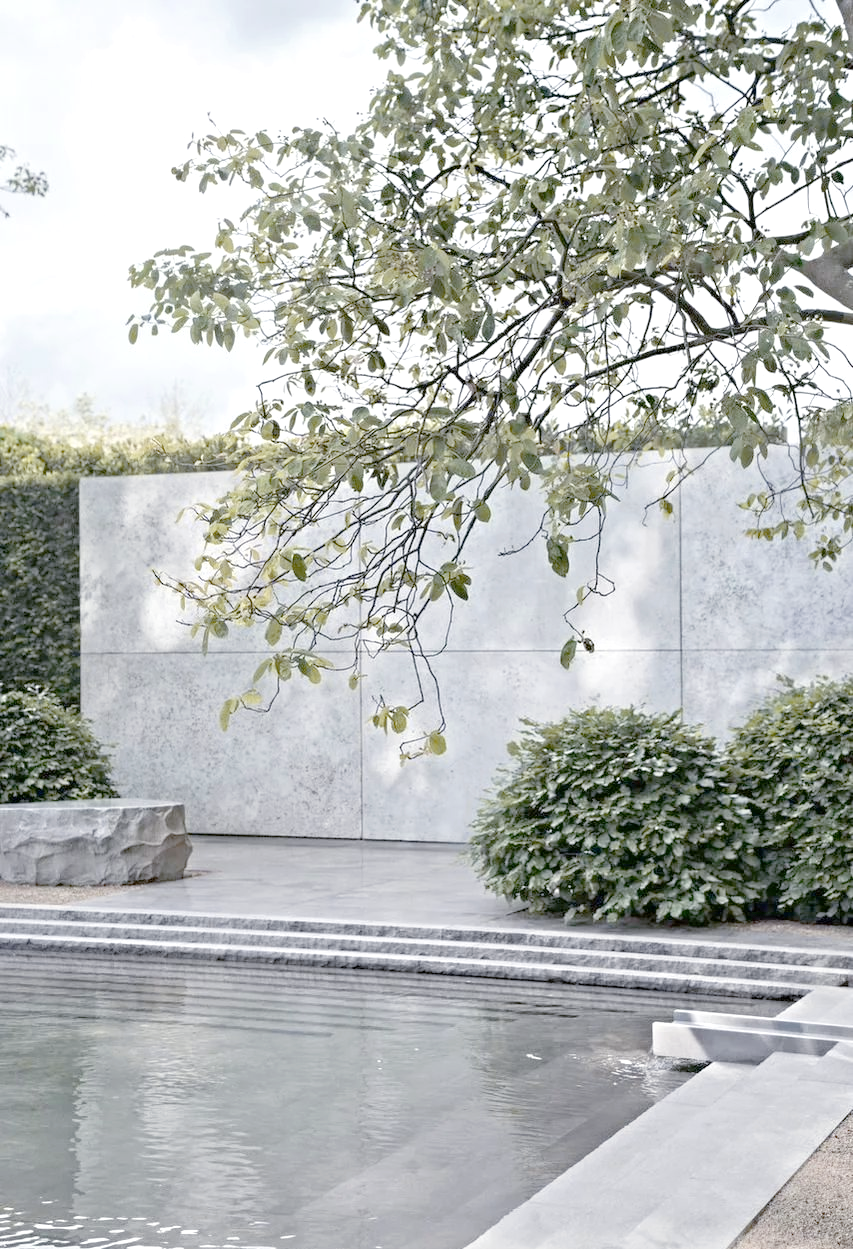 如今,铁艺围墙在庭院中愈发流行,其独特设计常常带来意想不到的视觉