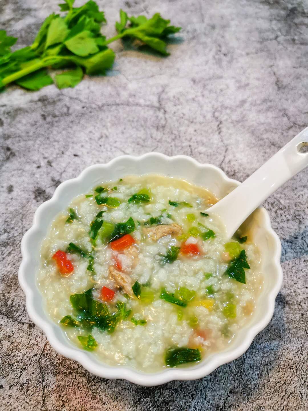 补铁补钙的芹菜瘦肉粥,荤素搭配吃得香,怎么做又快又好看这里