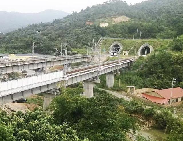 隧道途经12条碎裂岩带和断层,3段高地温和5段硬质岩地段穿越青云山4a