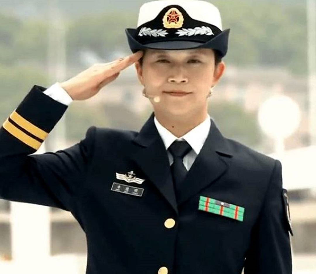 海军第一位女驱逐舰舰长:经历丰富,入伍仅10年便能执掌052d