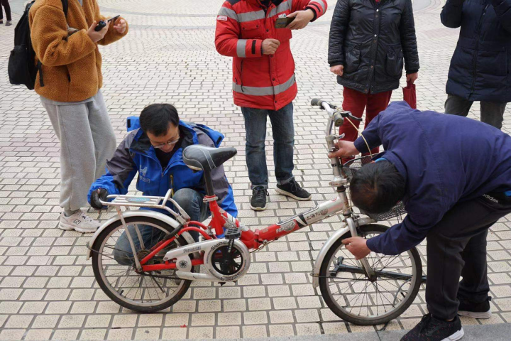 免费修自行车,这事护行团志愿者包了