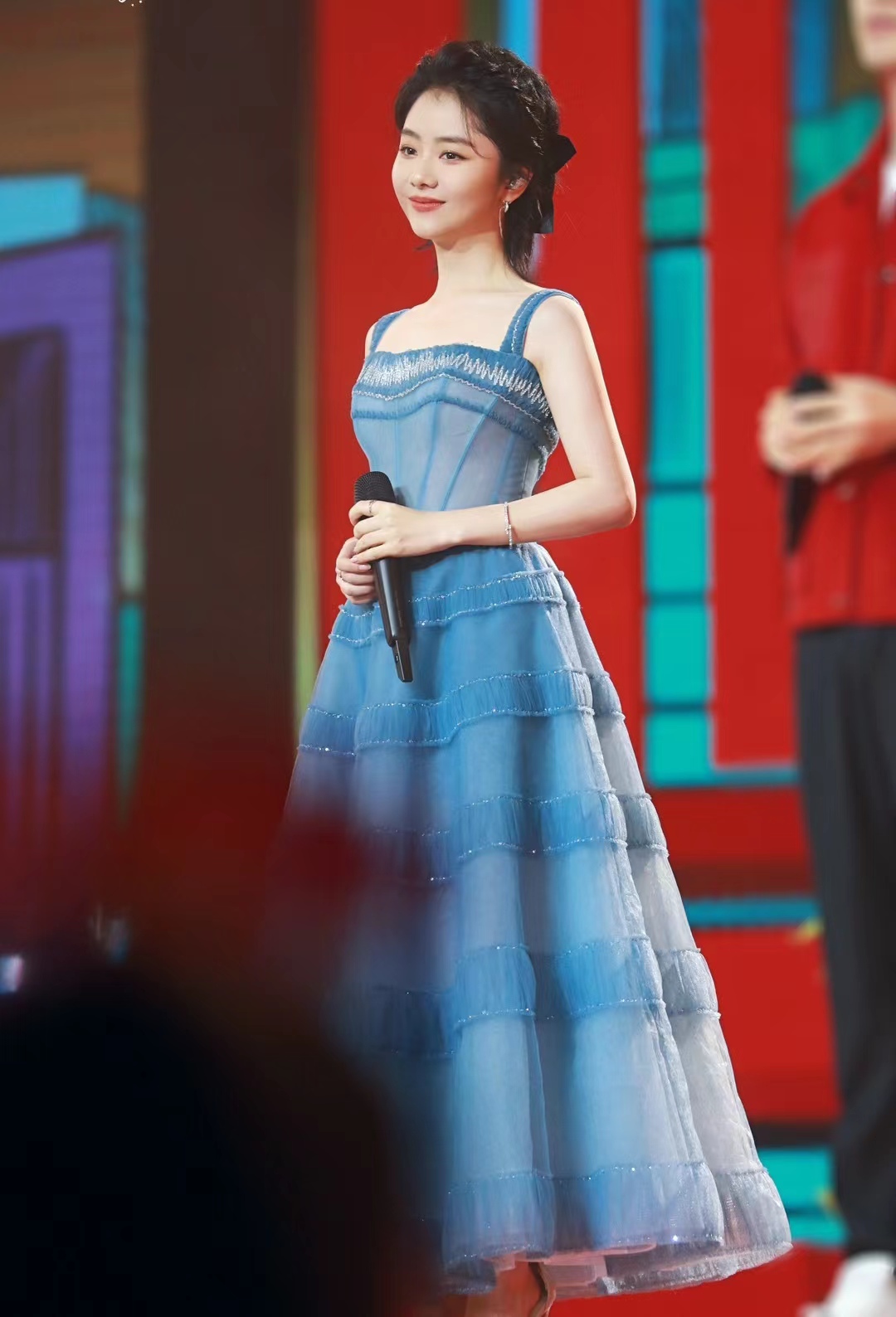 谭松韵北京台春晚造型释出,穿一条蓝色吊带裙,清新又甜美!