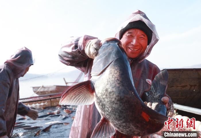 渔民"起鱼"忙 山水之城江苏盱眙冬捕迎丰收