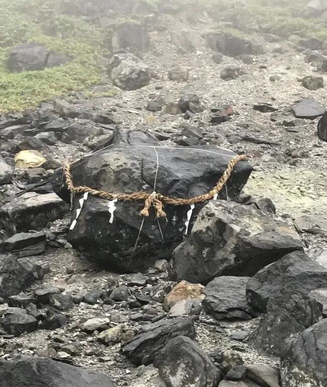 日本传说封印九尾狐的杀生石裂成两半了网友是挣脱封印来上海就业川沙
