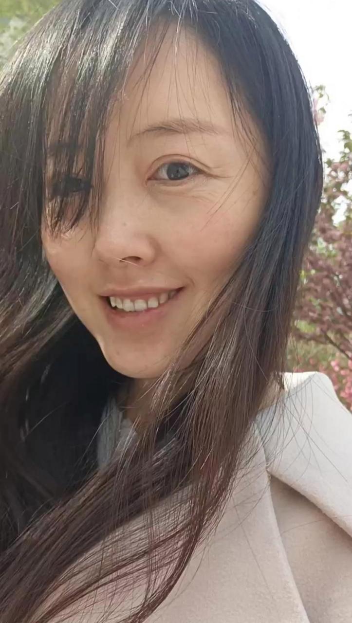 土生土长的农村人,没有化妆品也没有好的衣服打扮自己,这样的素颜是最