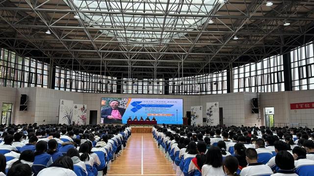 上海财经大学吴炫教授应邀来我校做文学公益讲座