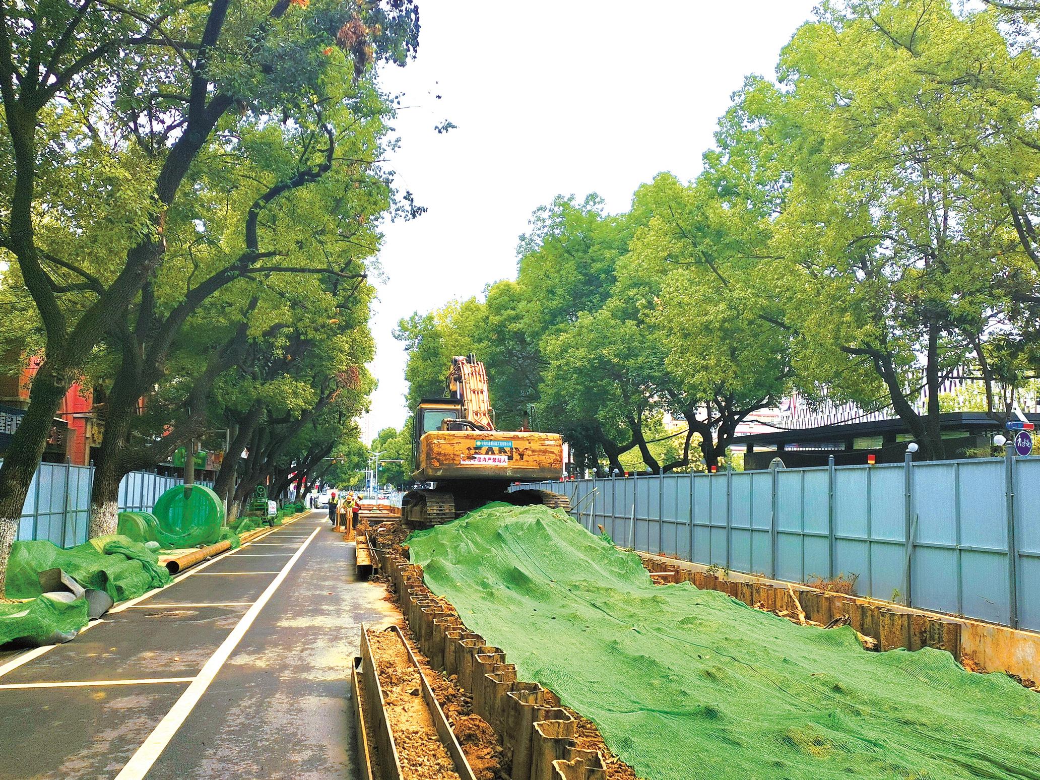 施工现场绿色密目网覆盖裸土项目安全环保部潘德棒说