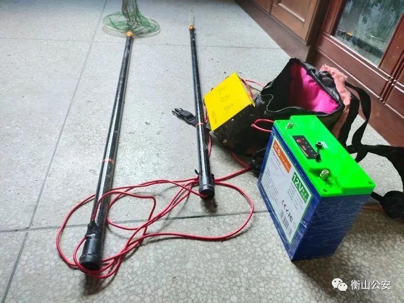 警示!在湘江河里电打鱼,这名男子被公安民警带走了